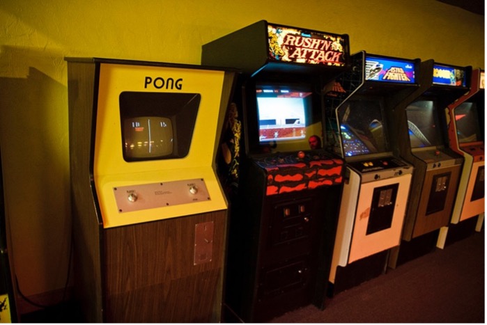 Plaatje van https://commons.wikimedia.org/wiki/File:Four_Arcade_Games.jpg